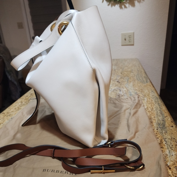 Burberry large grommet crossbody sling bag - Picture 3 of 8